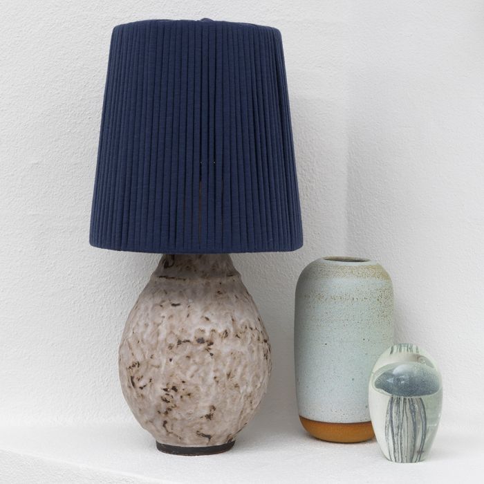 Una forma de lámpara envuelta con hilo de tela espagueti.