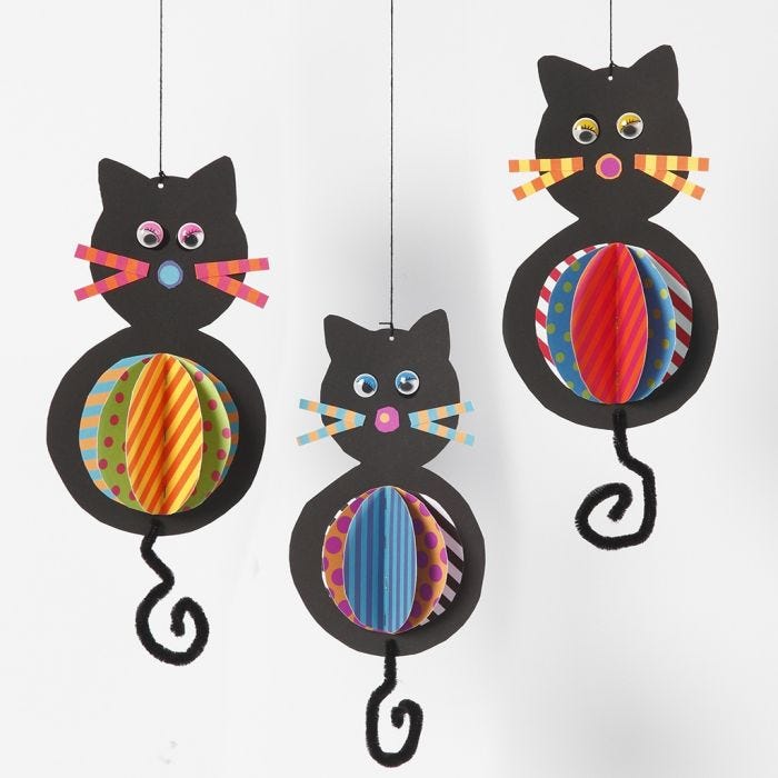 Decoraciones colgantes de tarjetas en forma de gato con coloridas barrigas y colas de limpiapipas.