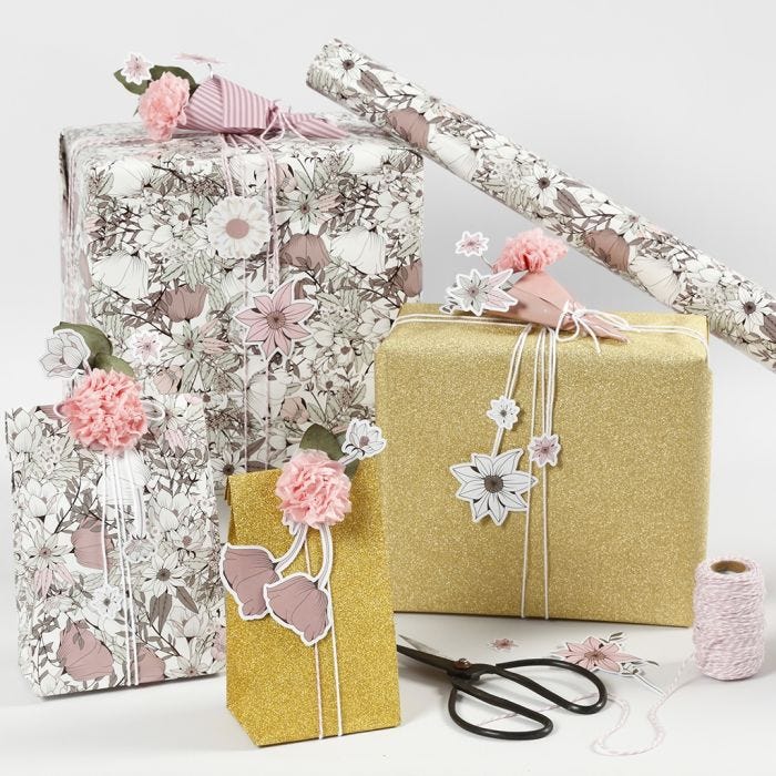 Envoltorio de regalo floral con tarjetas troqueladas de flores y flores de papel de pañuelo.