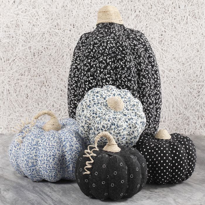 Calabazas de papel maché decoradas con decoupage con tela