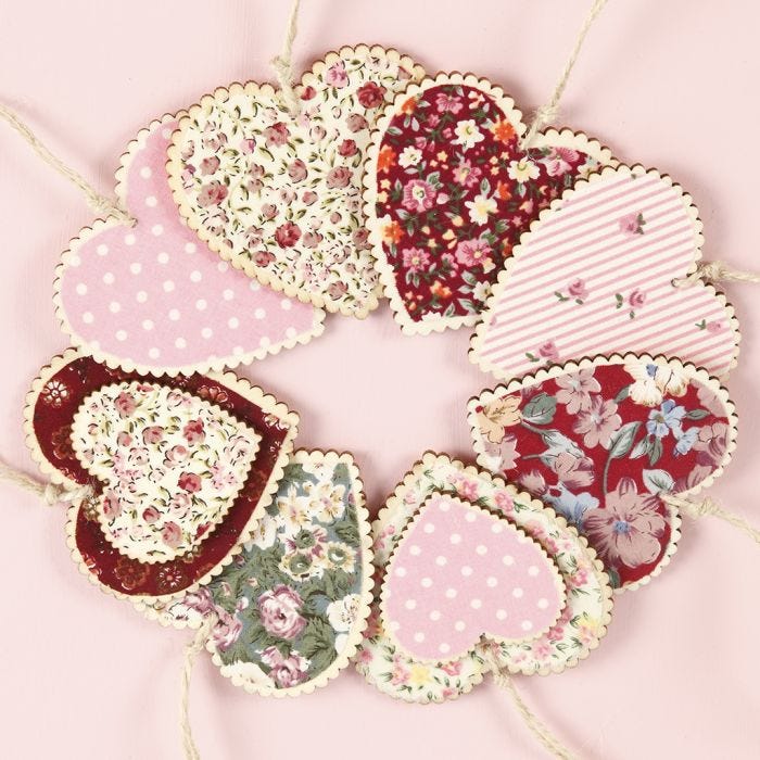 Corazones de madera para colgar, decorados con tela de Decoupage.