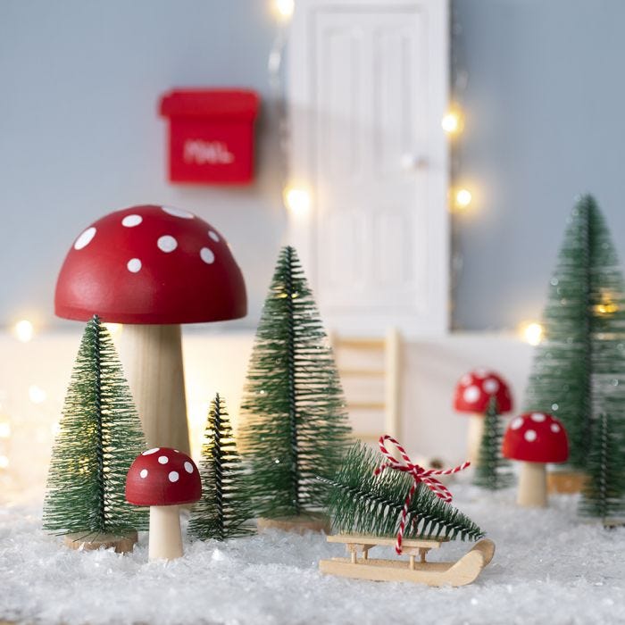 El Elfo tiene un árbol de Navidad frente a su Puerta de de Elfo.