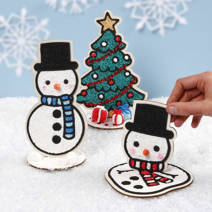 Muñecos de nieve de madera y un árbol de Navidad llenos de Foam Clay