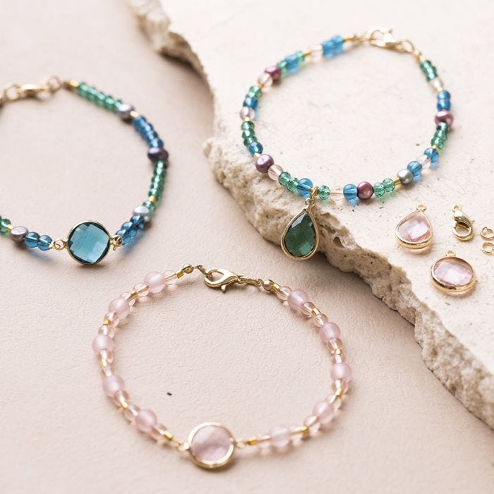 Una pulsera de perlas de agua dulce, cuentas de vidrio y un Cabochon