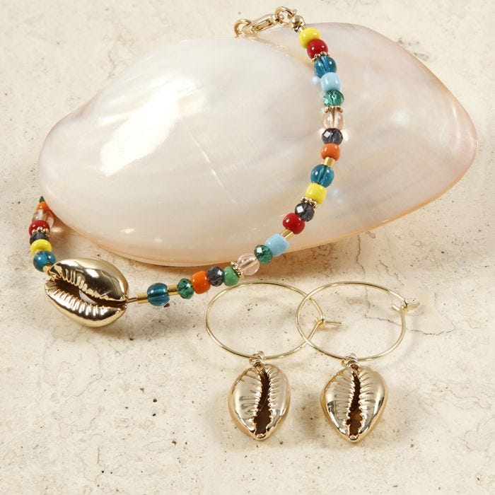 Pulsera y pendientes con conchas doradas 