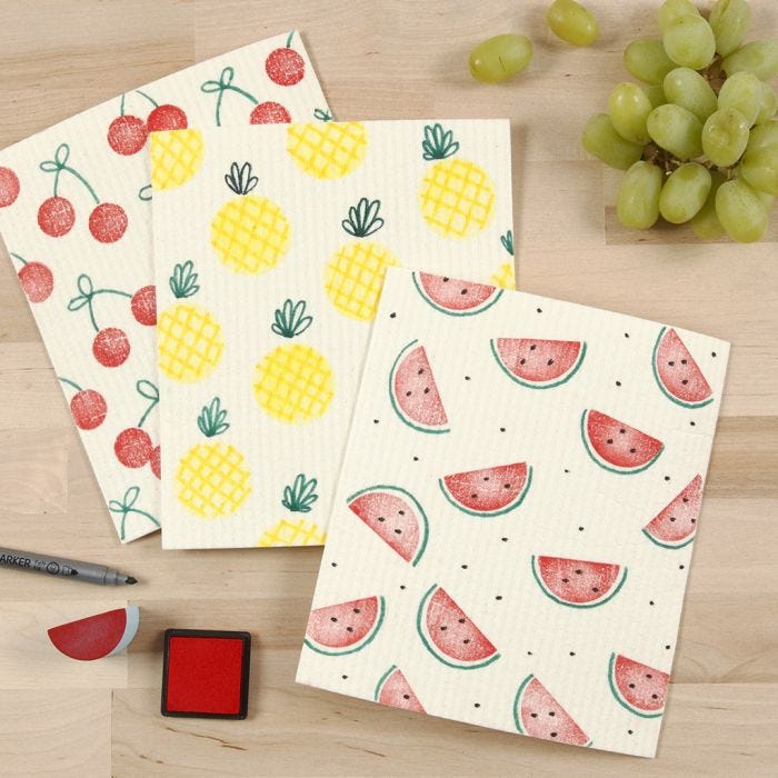 Paño de cocina ecológico decorado con diseños estampados y rotulador textil