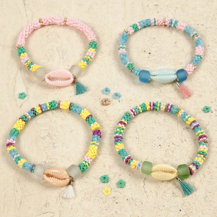 Pulseras con conchas de mar de colores y una borla