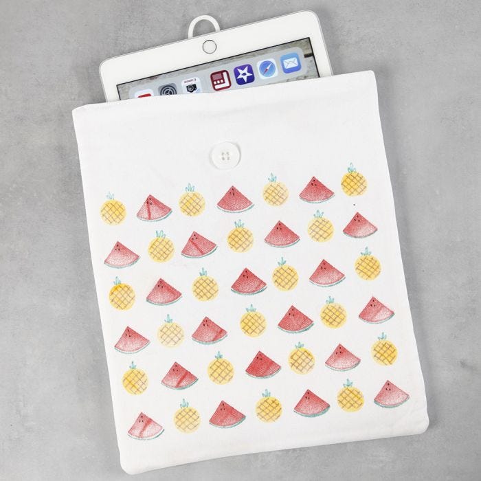 Una funda de tableta estampada con motivos frutales