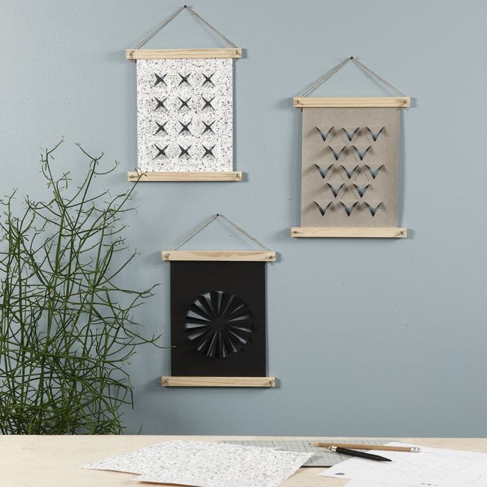 Colgante para pared de papel imitación cuero decorado con una herramienta de pirografía 