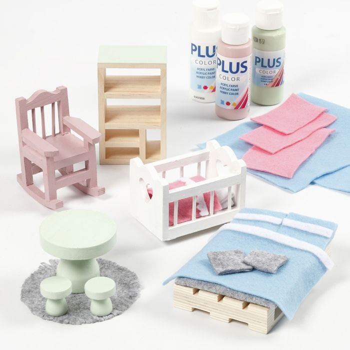 Muebles para casa de muñeca decorados con fieltro y pintura para manualidades.