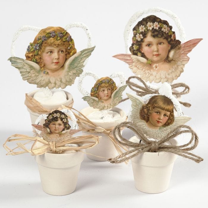 Troqueles de ángel en macetas pequeñas de estilo vintage