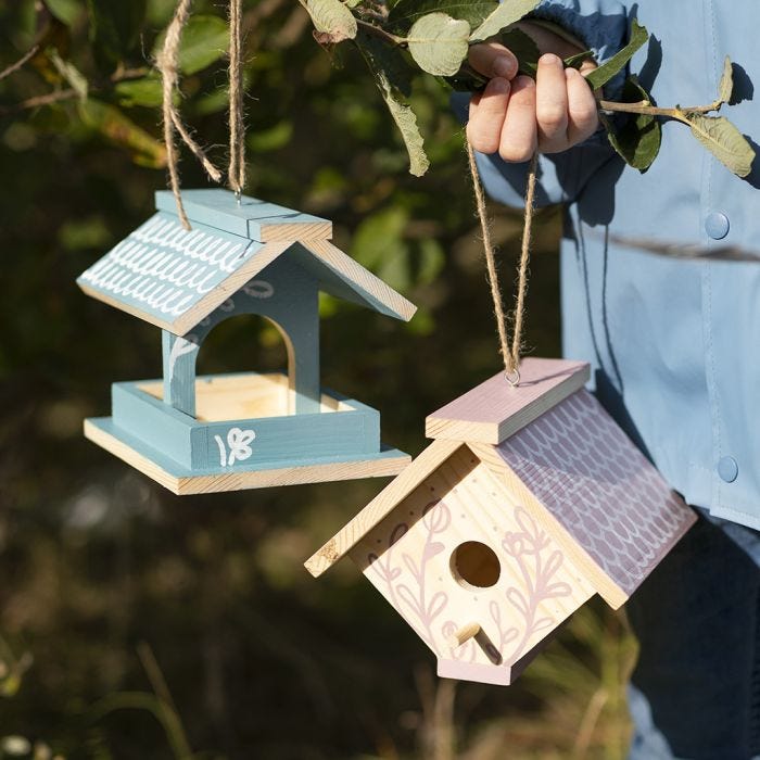 Una caja para pájaros hecha a mano pintada con pintura para manualidades y rotuladores Plus Color