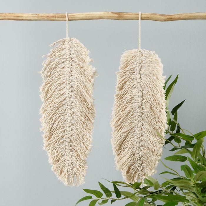 Una decoración colgante de macramé en forma de hoja.