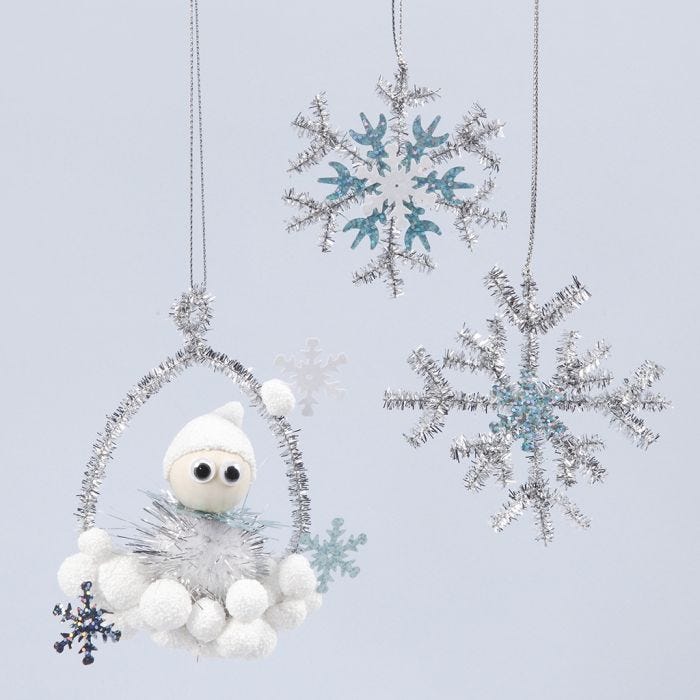 Decoraciones colgantes brillantes con un duende y copos de nieve