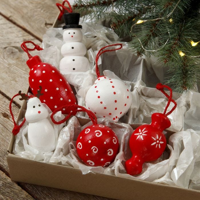 Figuras de madera y bolas de Navidad de madera para colgar decorado con pintura artesanal 