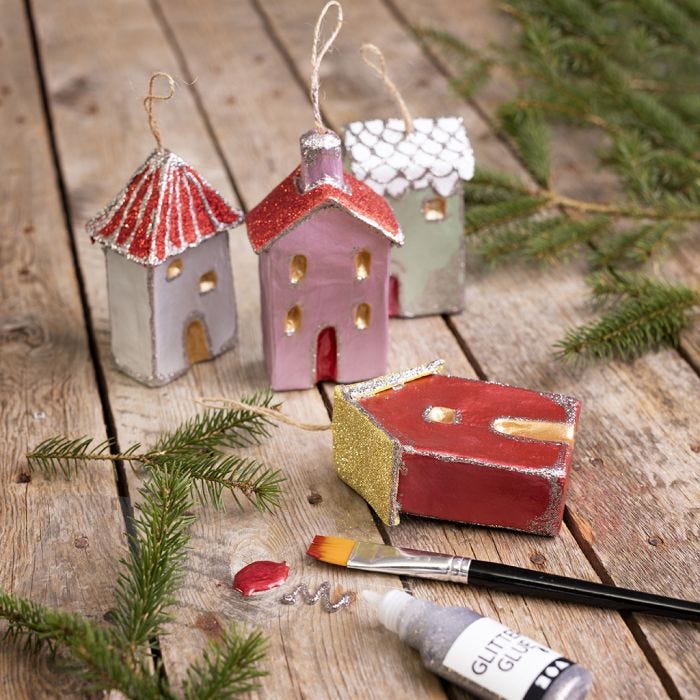 Casas de Navidad para colgar decoradas con pintura metálica y brillo 