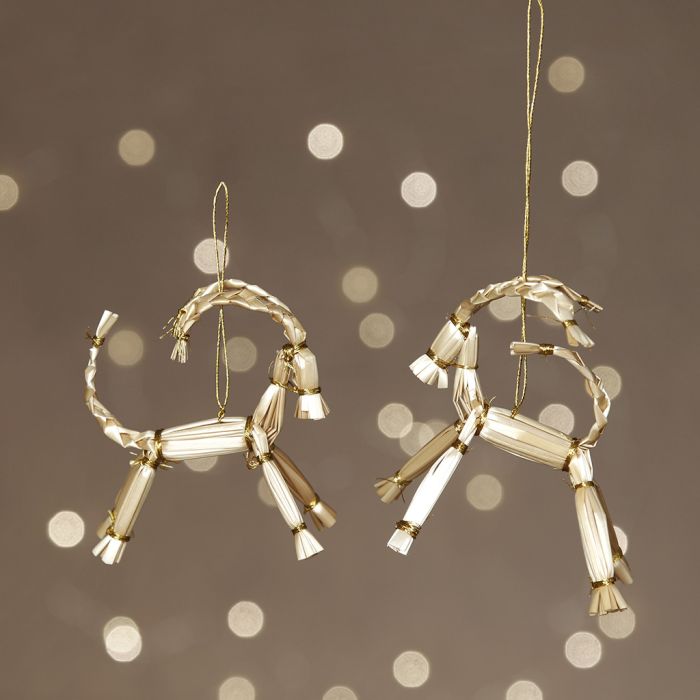 Una cabra de paja navideña