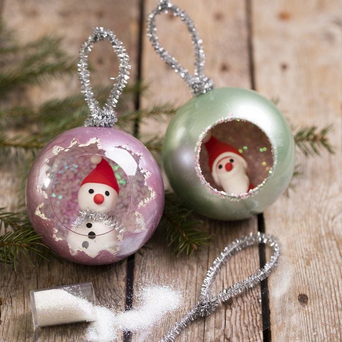 Bolas de Navidad decoradas con pintura Art Metal, brillo y figuras miniaturas de Silk Clay