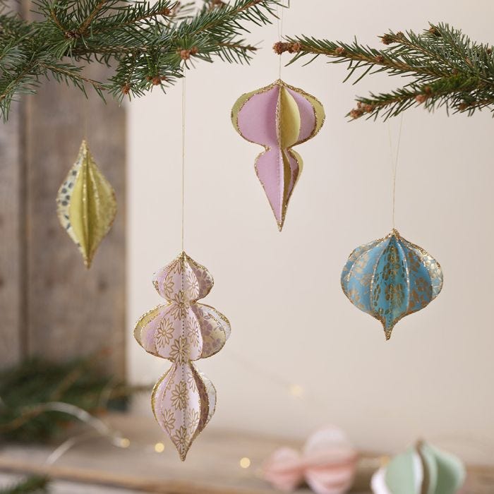 Baubles navideños en 3D hechos de papel hecho a mano