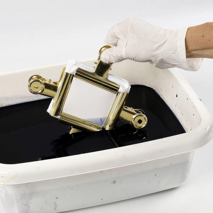 Cómo atar-teñir con la técnica de tie-dye shibori usando clips de metal