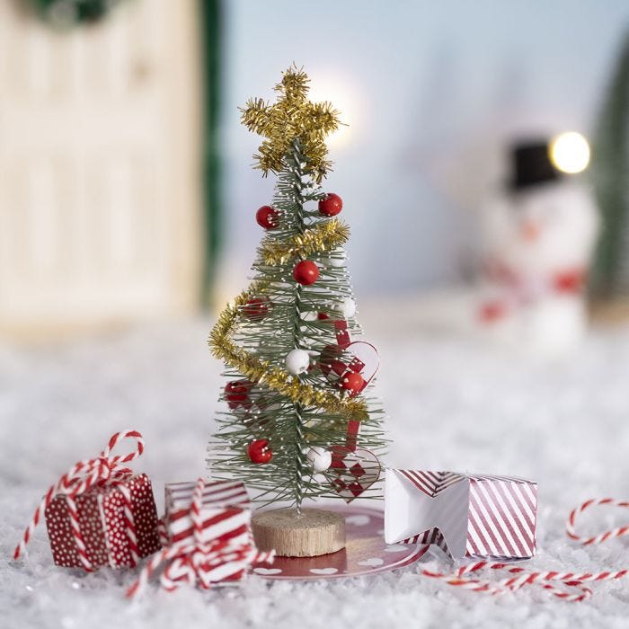 El elfo decora el árbol de Navidad