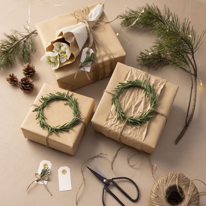 Regalos con coronas de papel crespón verde