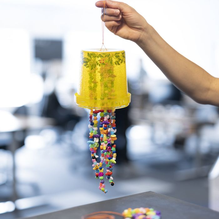 Suprarreciclaje: campanas de viento de cubos de plástico