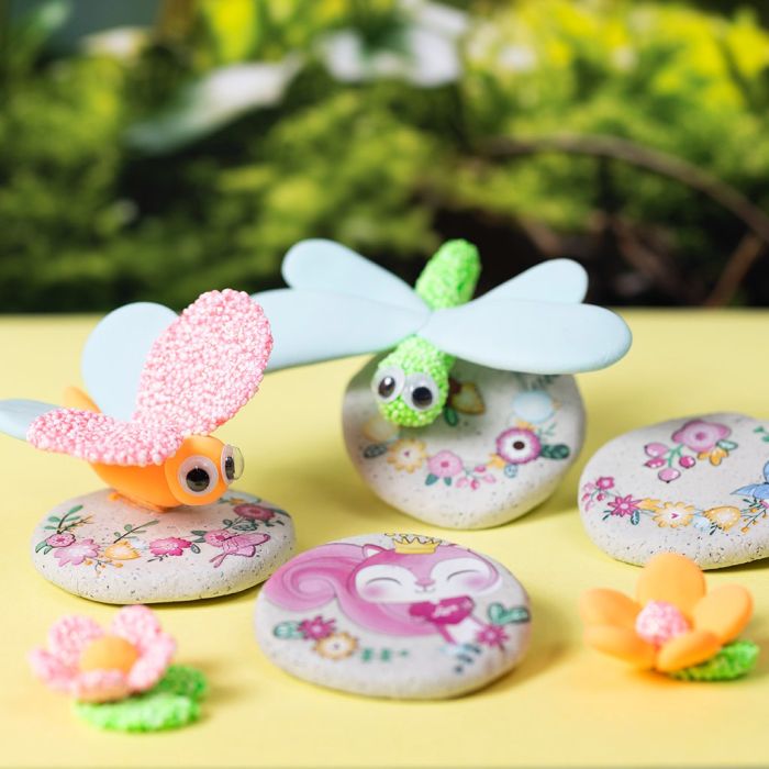 Piedras modeladas con pegatinas e insectos