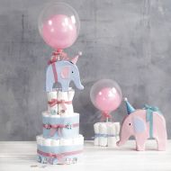 Un pastel de pañales con elefantes y globos 