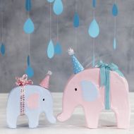 Un elefante decorado con pintura y un pequeño gorro de fiesta