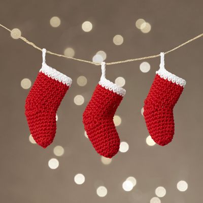 Calcetines navideños en miniatura de ganchillo