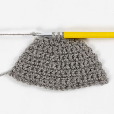Cómo tejer dos puntos altos juntos a crochet