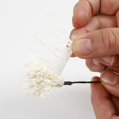 Cómo hacer flores de papel crepé con estambres en el medio