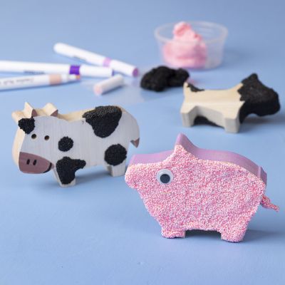 Animales de madera decorados con Foam Clay® y rotuladores