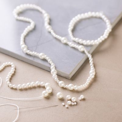 Collar y pulsera con cuentas blancas de madre perla