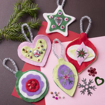 Decoraciones navideñas con fieltro