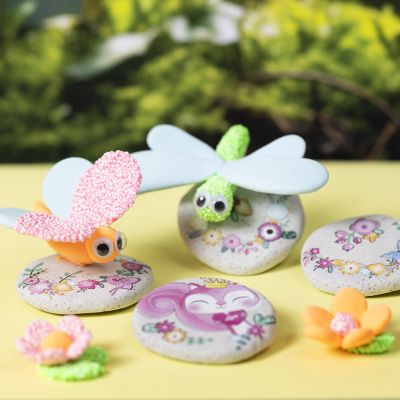 Piedras modeladas con pegatinas e insectos