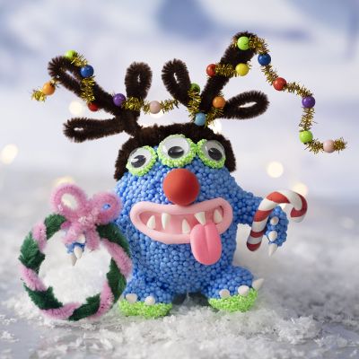 Monstruo navideño hecho de Foam Clay® y Silk Clay®