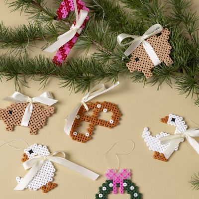 Adorno navideño colgante hecho con cuentas fusibles de plástico