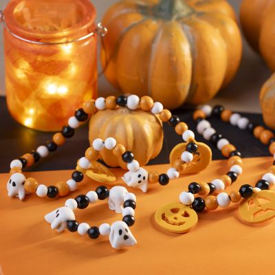 Fabricación de joyas de Halloween con cuentas de madera y arcilla fina