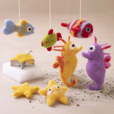 Figuras de fieltro punzonado como adornos colgantes