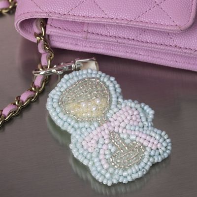 Amuleto de bolso con bordado de cuentas