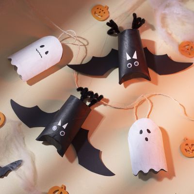 Guirnalda de fantasmas y murciélagos de tubos de cartón