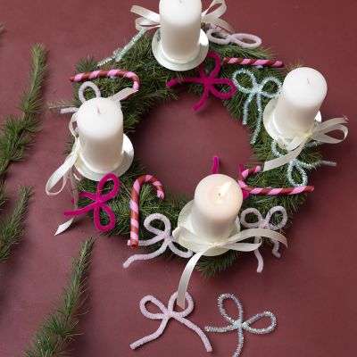 Corona de Navidad con decoración en fina arcilla y limpiapipas 