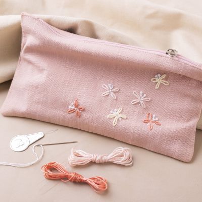 Bolso clutch con mariposas bordadas
