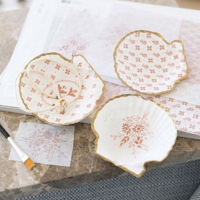 Conchas decoradas con decoupage y rotulador dorado 