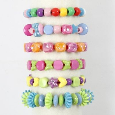 Pulseras con cuentas de plástico y cuerda elástica
