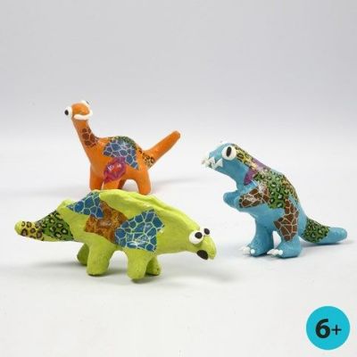 Dinosaurios de papel mach&eacute; pintados y decorados con papel de decoupage