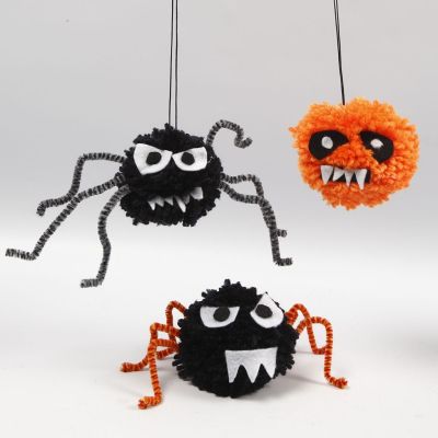 Animalillos de Halloween hechos con pompones