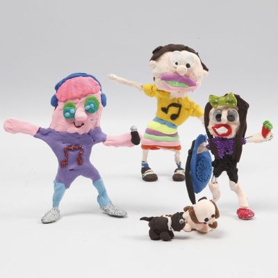 Una ni&ntilde;a de 8 a&ntilde;os usa su imaginaci&oacute;n con alambre, papel de aluminio y Silk Clay